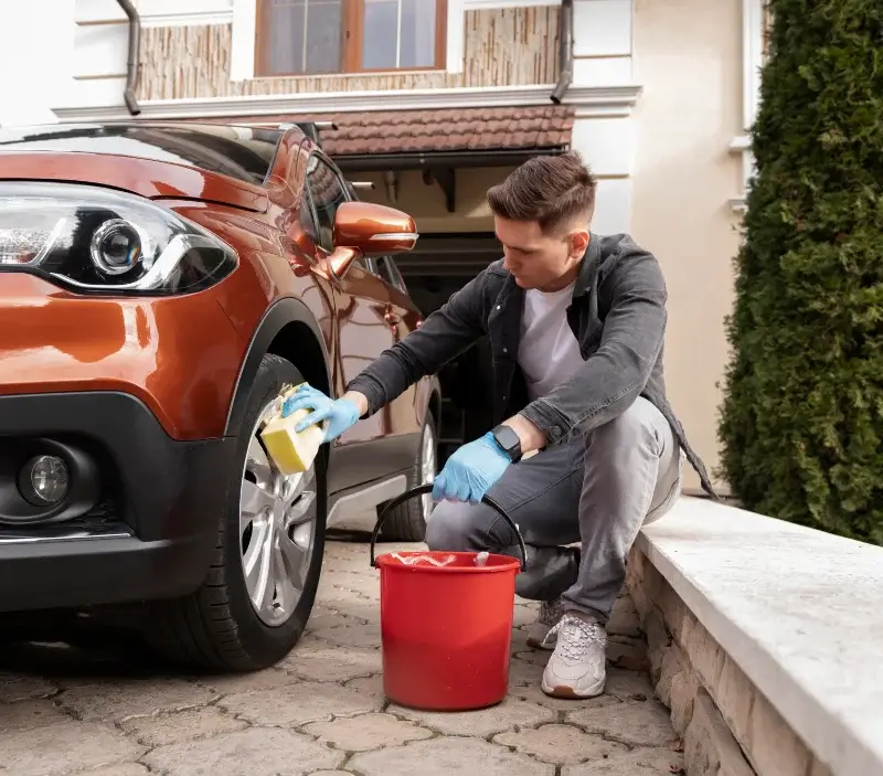 Lavage auto à domicile Senantes : professionnel intervenant sur un véhicule